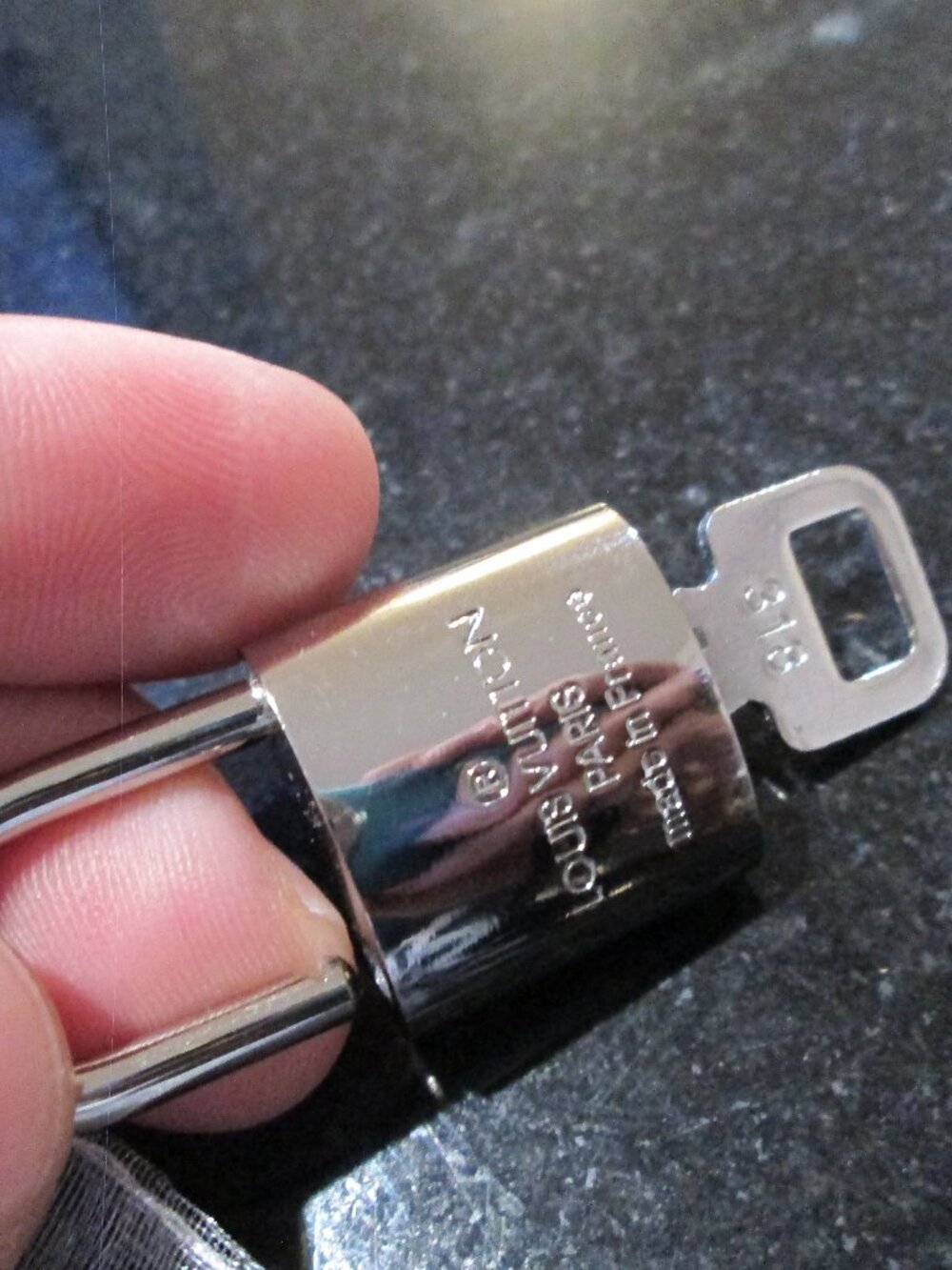 Louis Vuitton Silver Brass Lock . Number 318. One key Great condition! - Picture 3 of 9